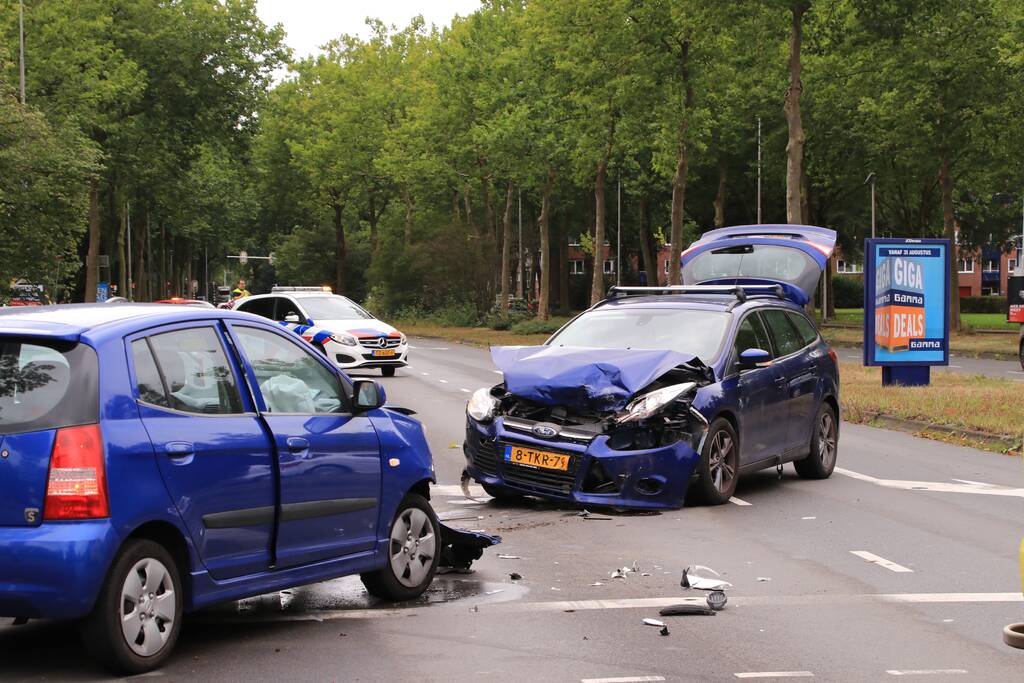 Veel schade bij verkeersongeval met drie auto's