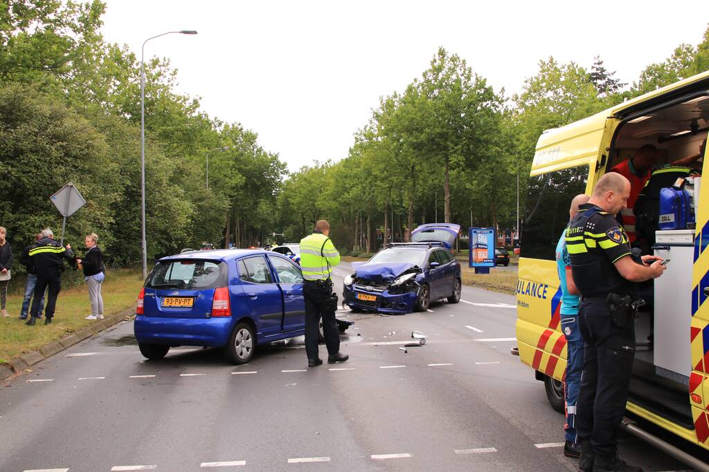 Veel schade bij verkeersongeval met drie auto's
