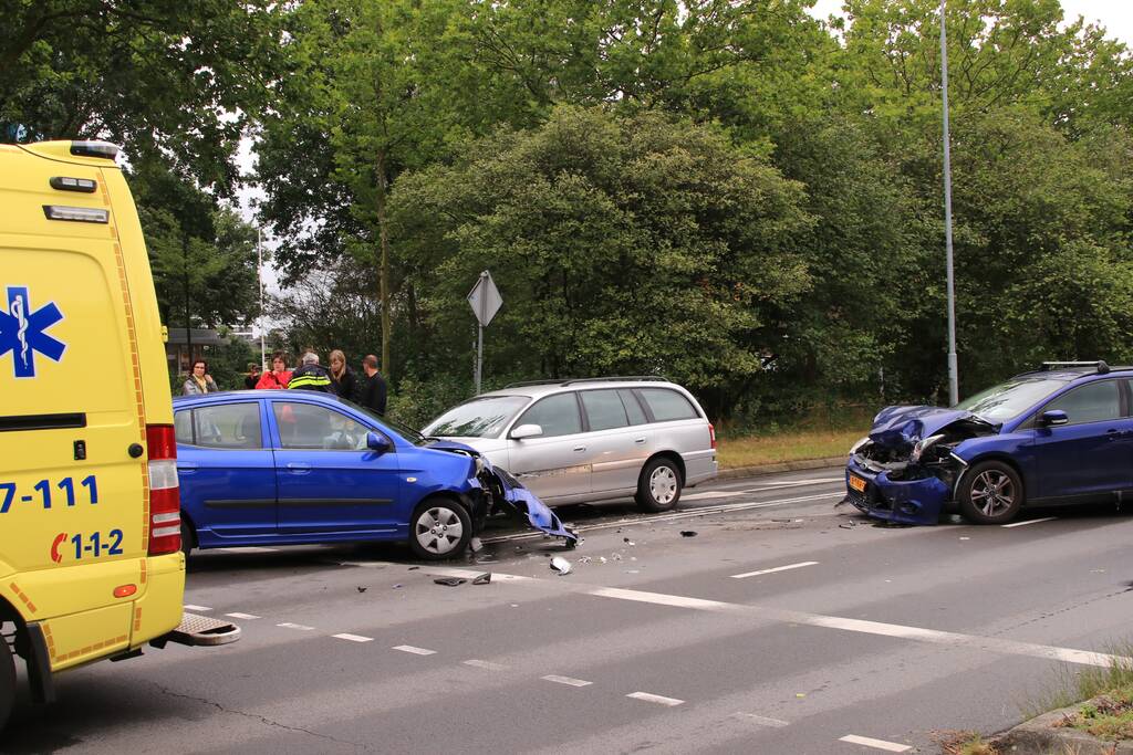 Veel schade bij verkeersongeval met drie auto's