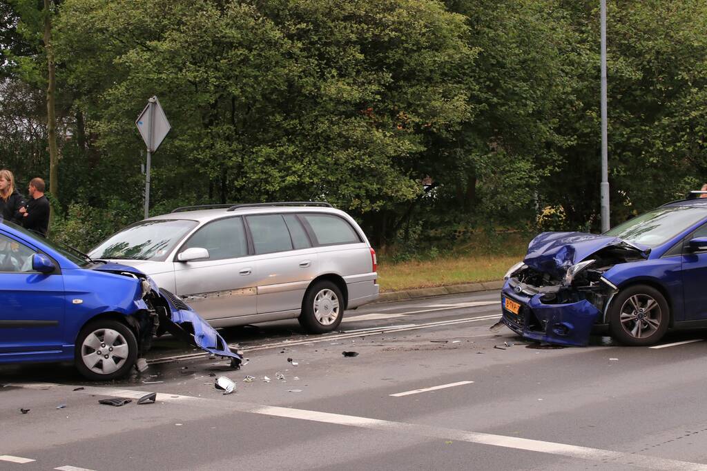 Veel schade bij verkeersongeval met drie auto's