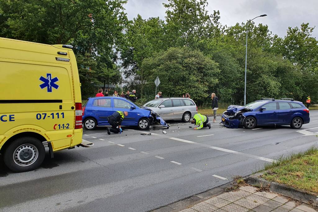 Veel schade bij verkeersongeval met drie auto's