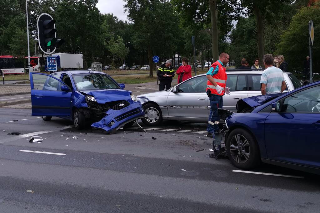 Veel schade bij verkeersongeval met drie auto's