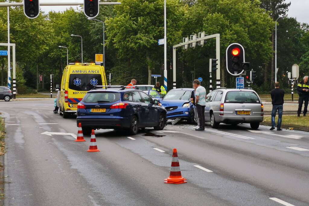 Veel schade bij verkeersongeval met drie auto's