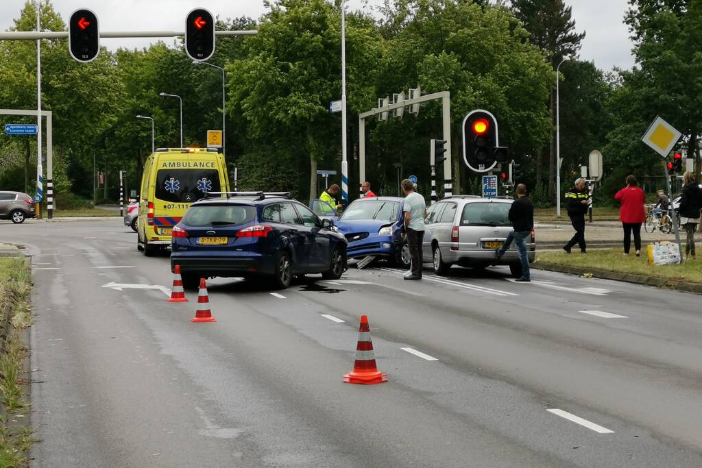Veel schade bij verkeersongeval met drie auto's