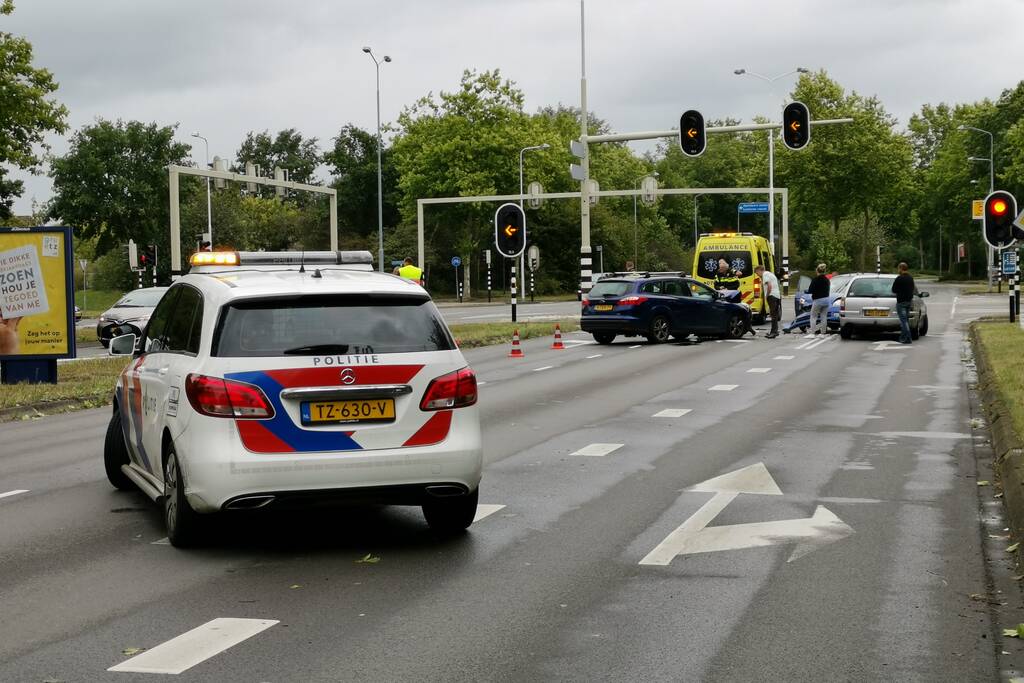 Veel schade bij verkeersongeval met drie auto's