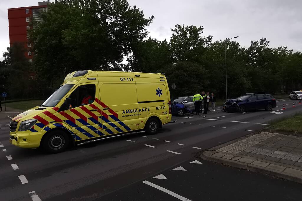 Veel schade bij verkeersongeval met drie auto's