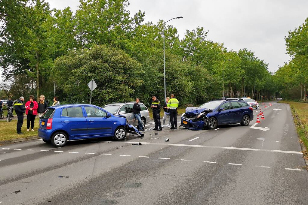 Veel schade bij verkeersongeval met drie auto's
