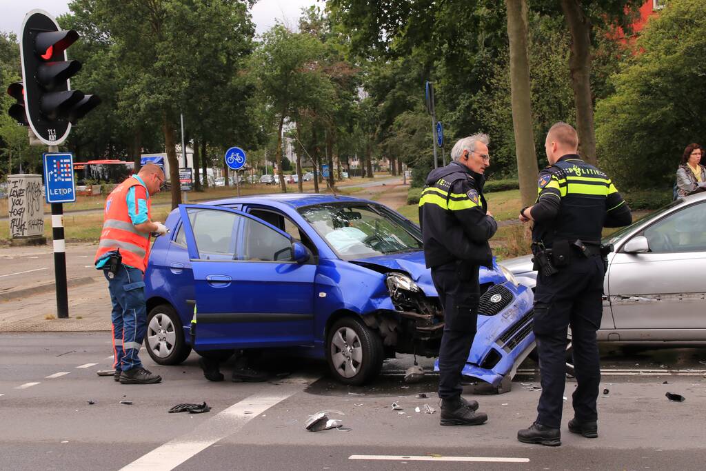 Veel schade bij verkeersongeval met drie auto's