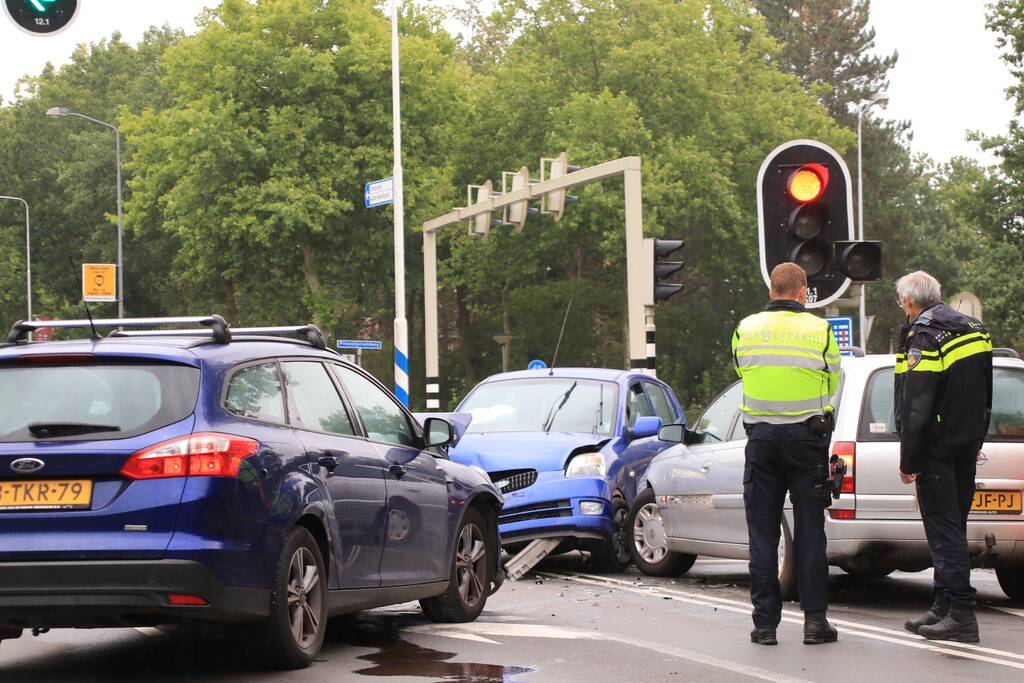Veel schade bij verkeersongeval met drie auto's
