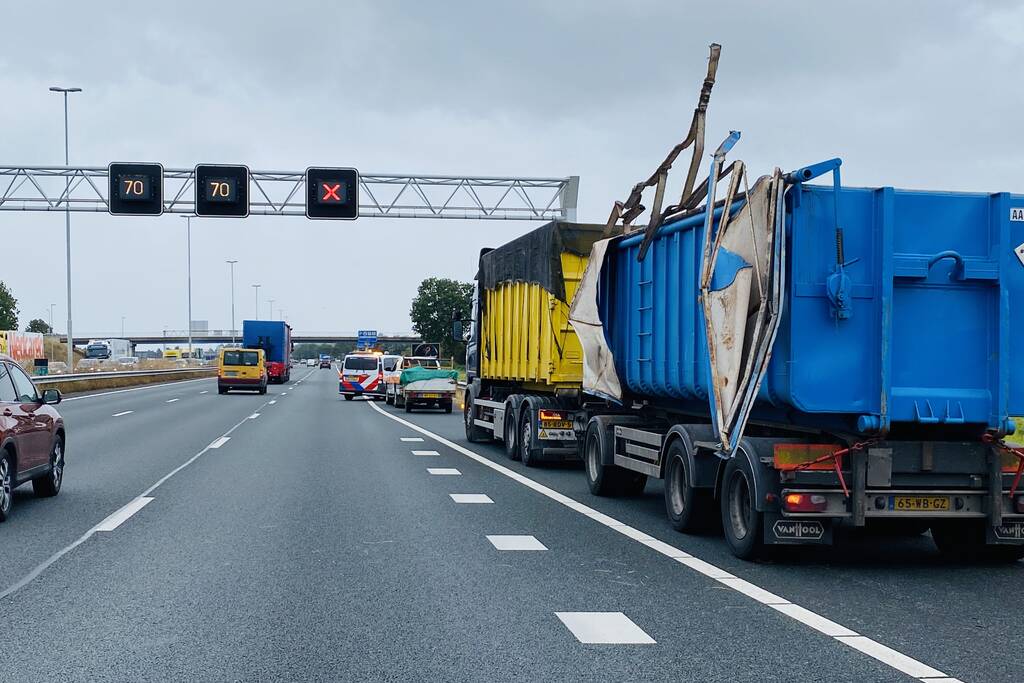 Vrachtwagen ramt met containerbak viaduct
