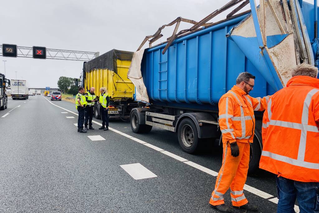 Vrachtwagen ramt met containerbak viaduct
