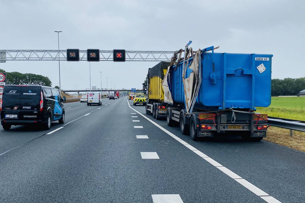 Vrachtwagen ramt met containerbak viaduct