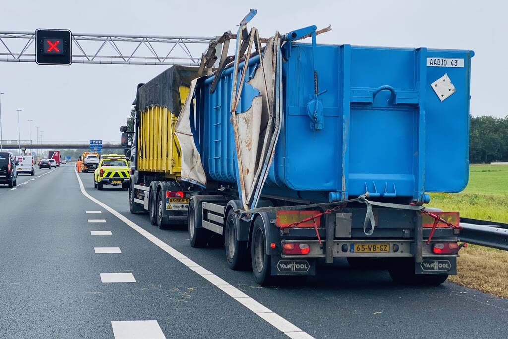 Vrachtwagen ramt met containerbak viaduct