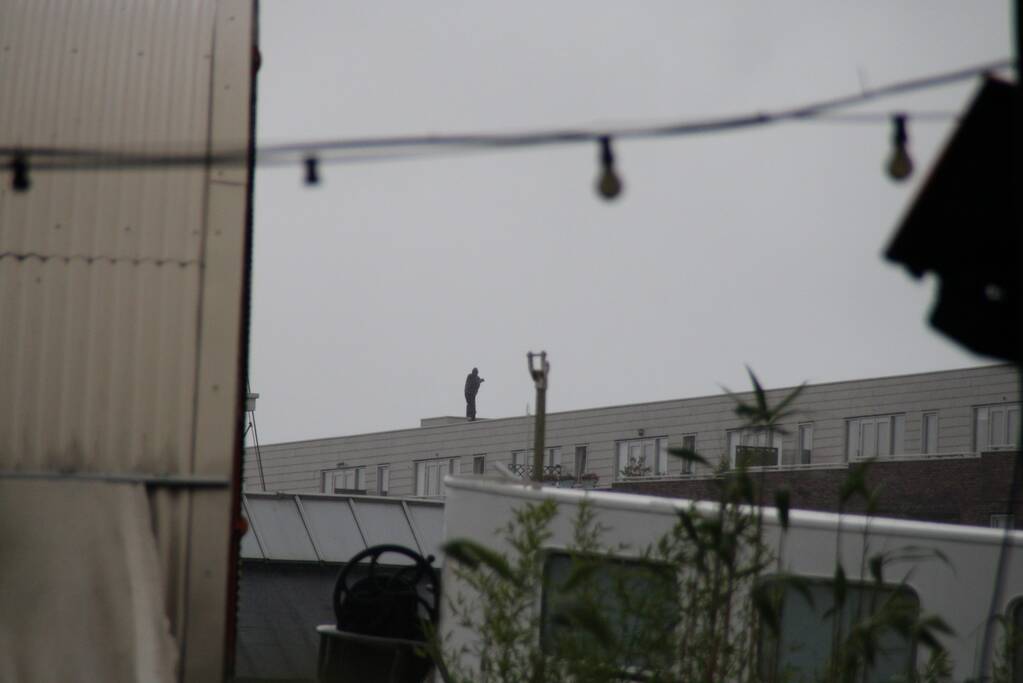 Man met verward gedrag gooit stenen vanaf dak naar agenten