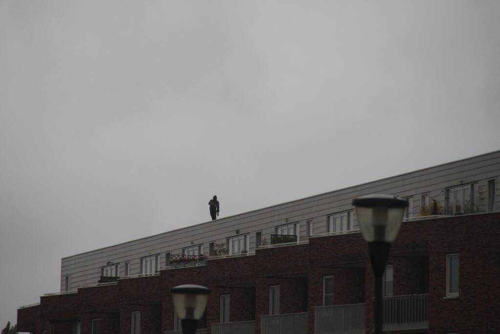 Man met verward gedrag gooit stenen vanaf dak naar agenten