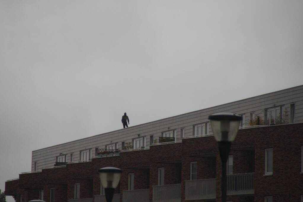 Man met verward gedrag gooit stenen vanaf dak naar agenten