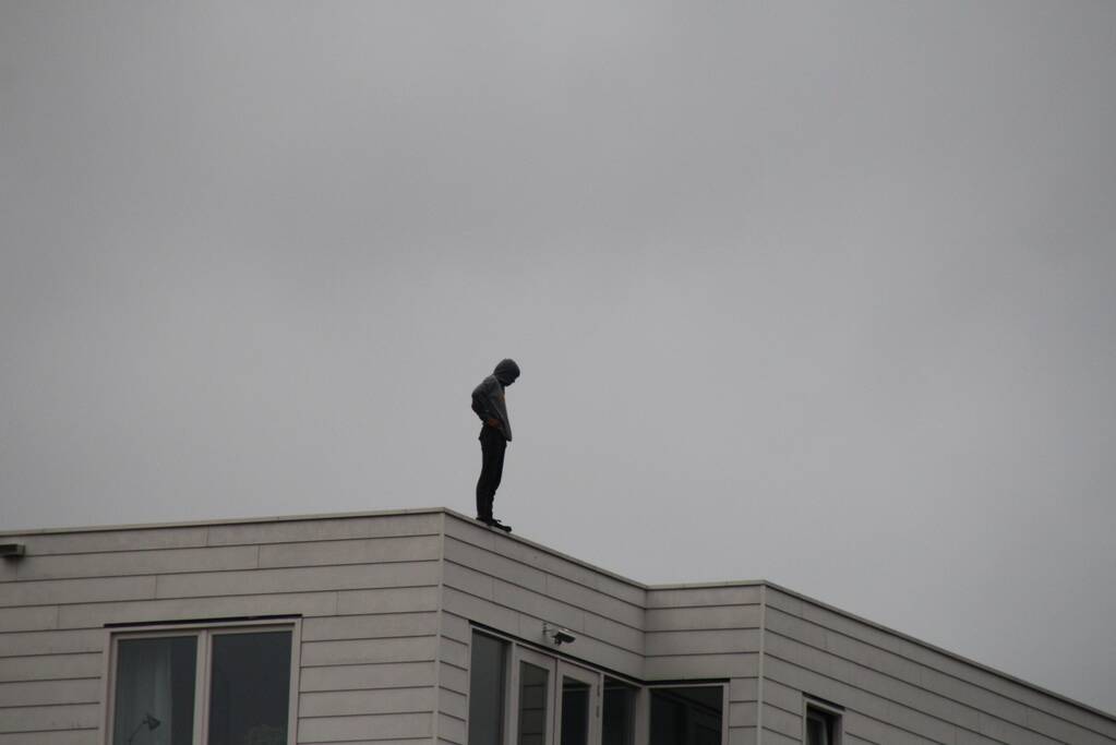 Man met verward gedrag gooit stenen vanaf dak naar agenten