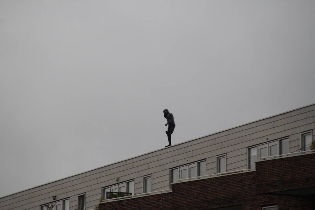 Man met verward gedrag gooit stenen vanaf dak naar agenten