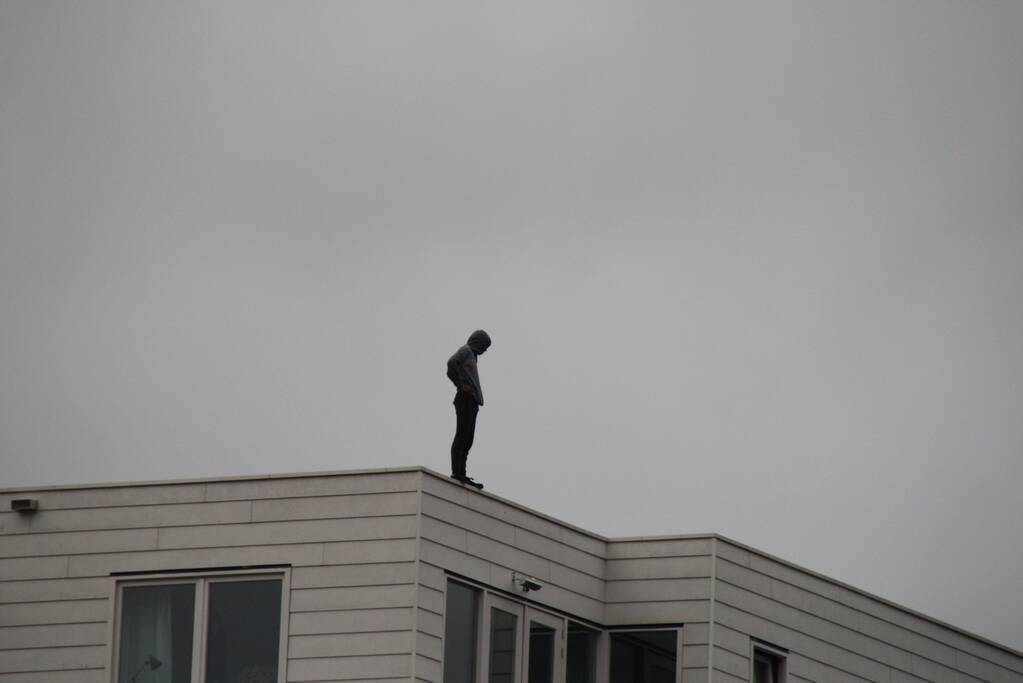Man met verward gedrag gooit stenen vanaf dak naar agenten