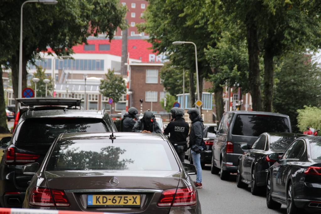 Man met verward gedrag gooit stenen vanaf dak naar agenten