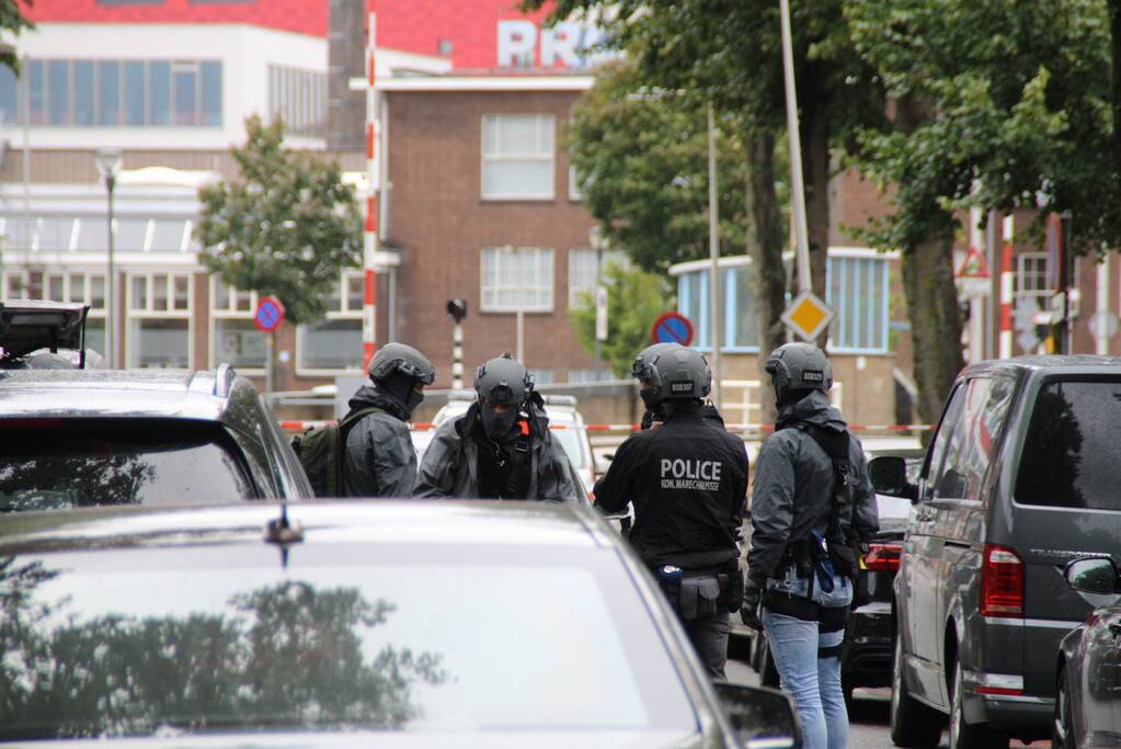 Man met verward gedrag gooit stenen vanaf dak naar agenten