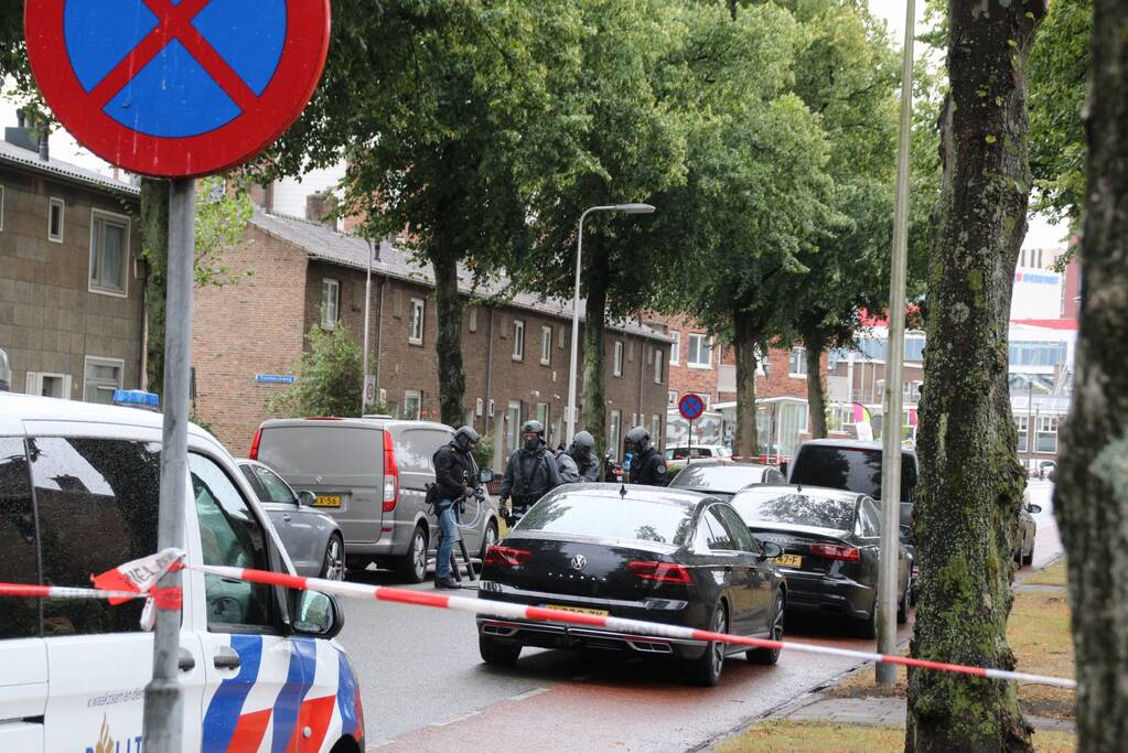 Man met verward gedrag gooit stenen vanaf dak naar agenten