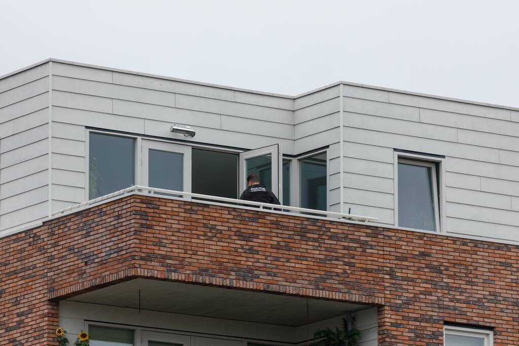 Man met verward gedrag gooit stenen vanaf dak naar agenten