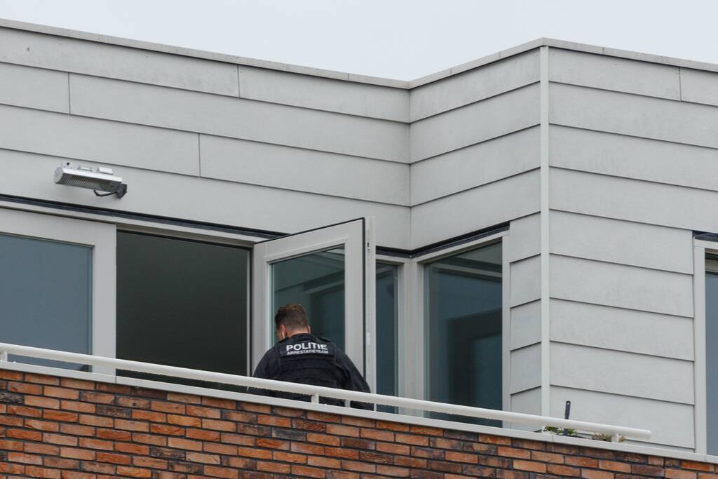 Man met verward gedrag gooit stenen vanaf dak naar agenten