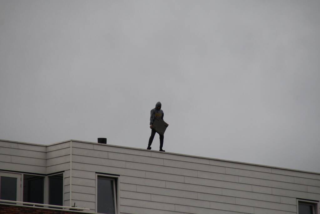 Man met verward gedrag gooit stenen vanaf dak naar agenten