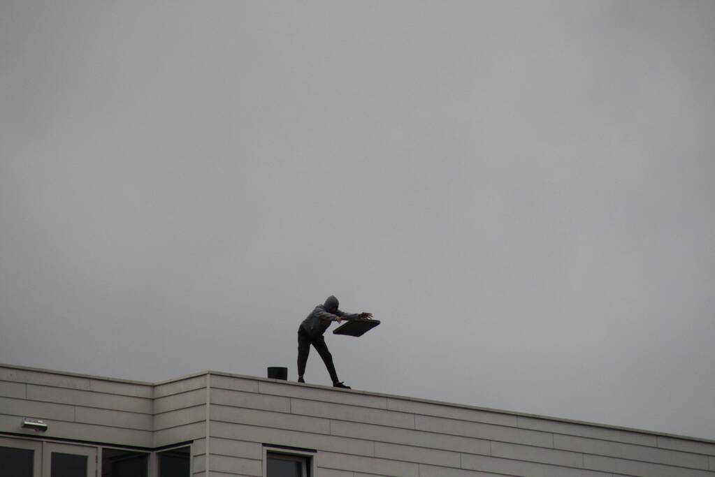 Man met verward gedrag gooit stenen vanaf dak naar agenten