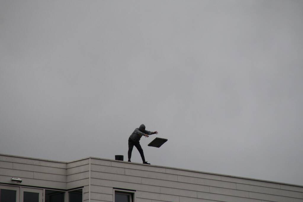 Man met verward gedrag gooit stenen vanaf dak naar agenten