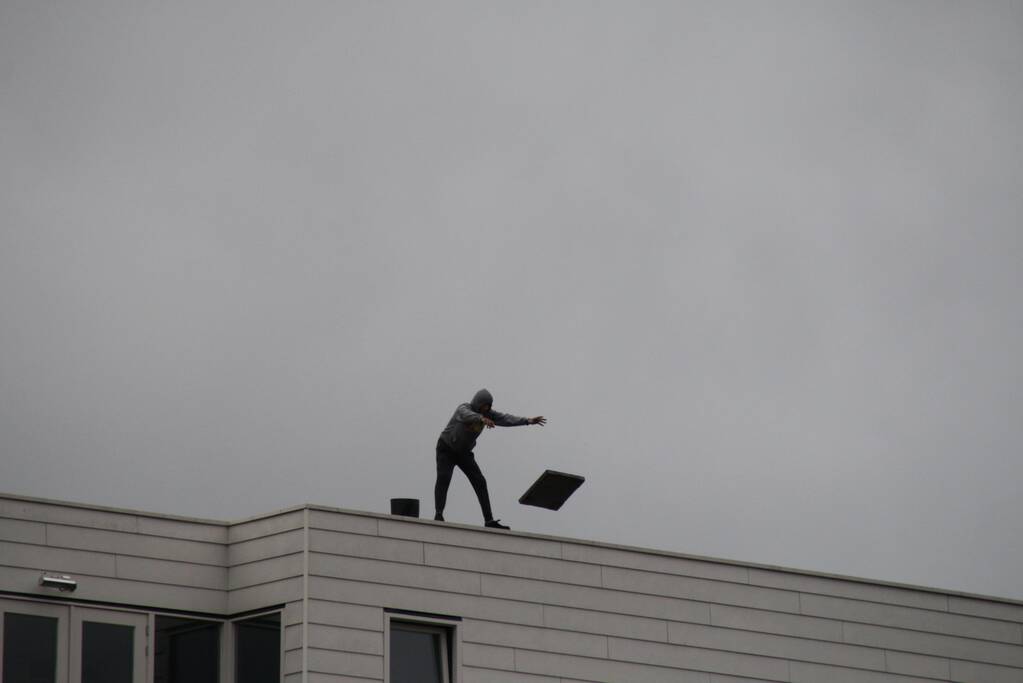 Man met verward gedrag gooit stenen vanaf dak naar agenten