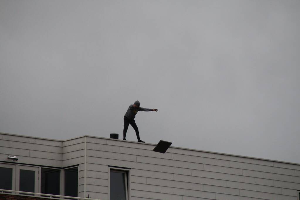Man met verward gedrag gooit stenen vanaf dak naar agenten