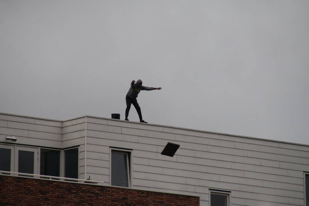 Man met verward gedrag gooit stenen vanaf dak naar agenten