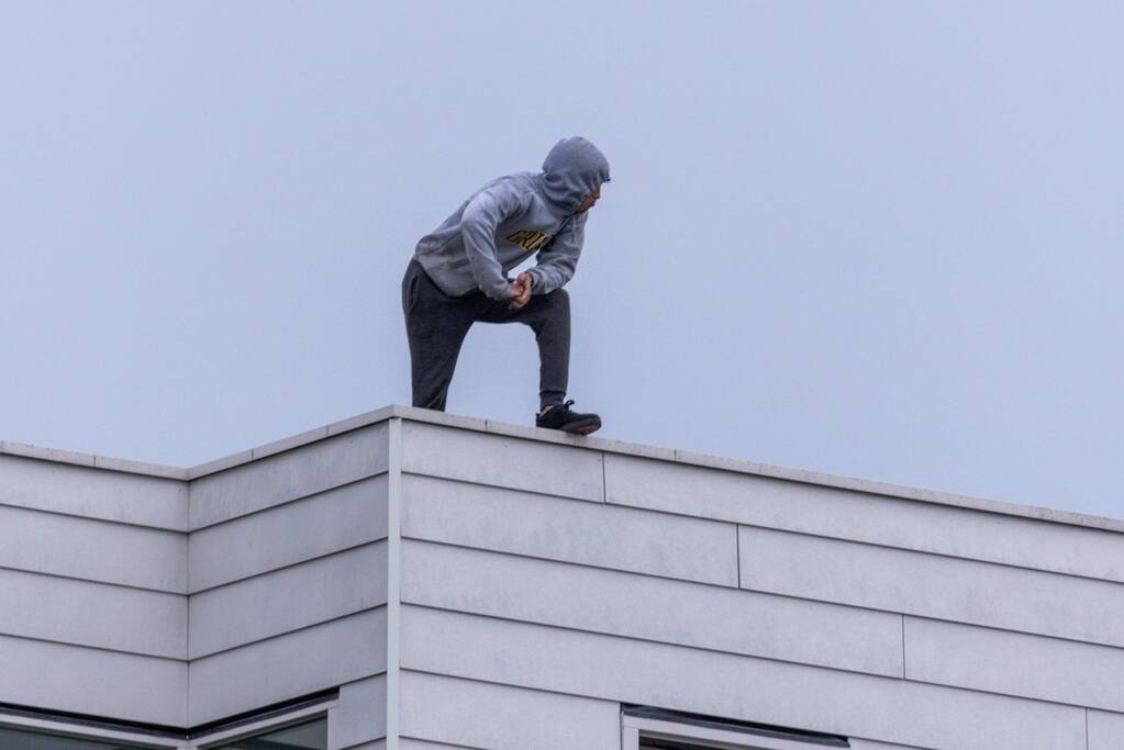 Man met verward gedrag gooit stenen vanaf dak naar agenten