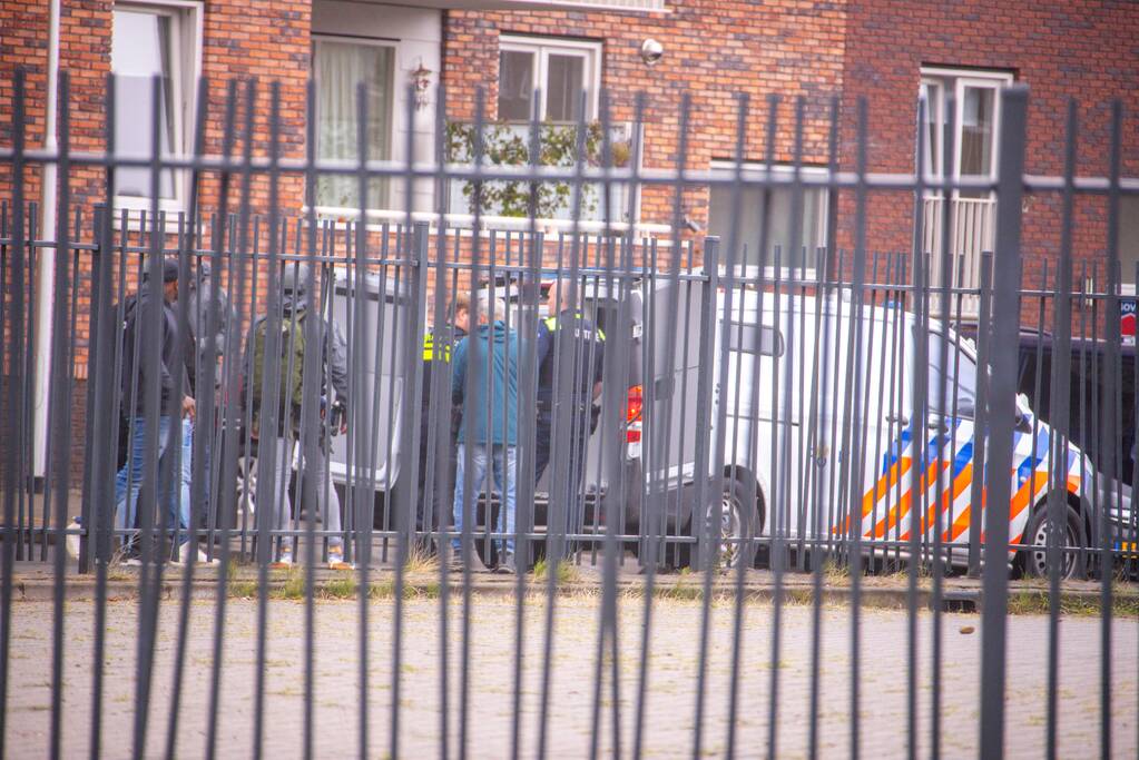 Man met verward gedrag gooit stenen vanaf dak naar agenten