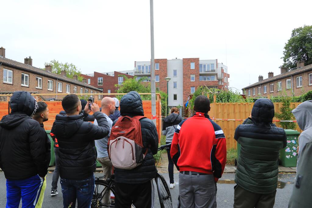 Man met verward gedrag gooit stenen vanaf dak naar agenten