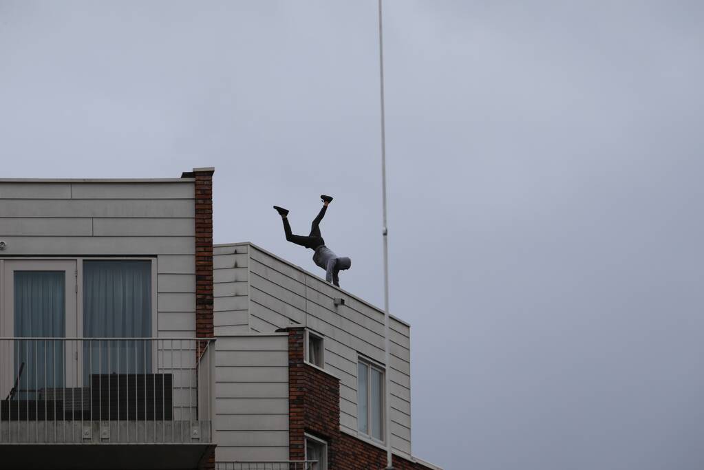 Man met verward gedrag gooit stenen vanaf dak naar agenten