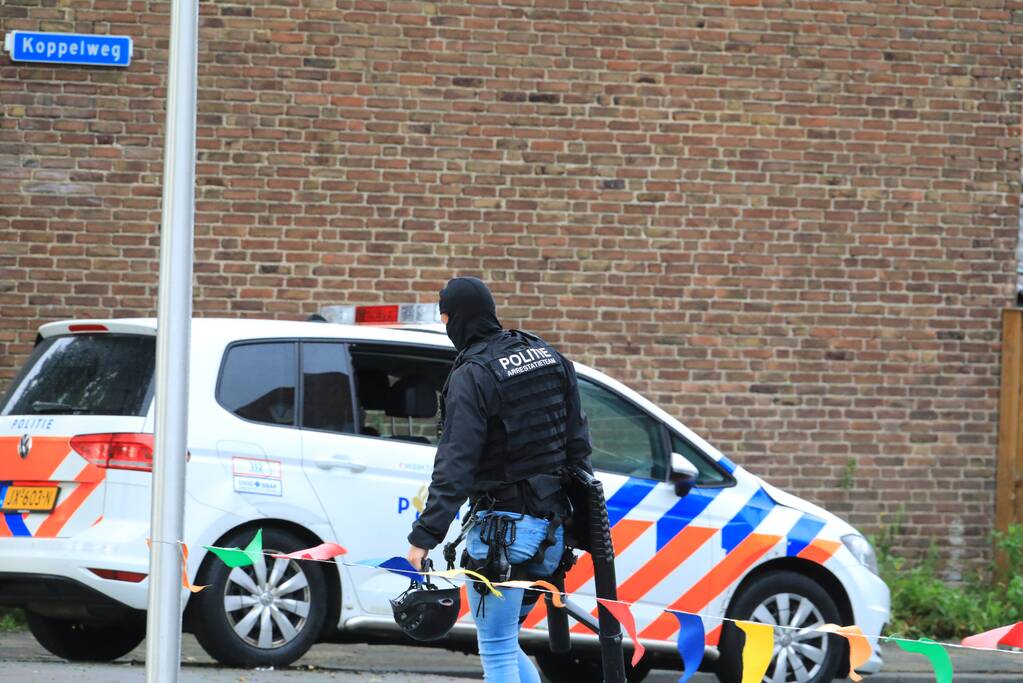 Man met verward gedrag gooit stenen vanaf dak naar agenten