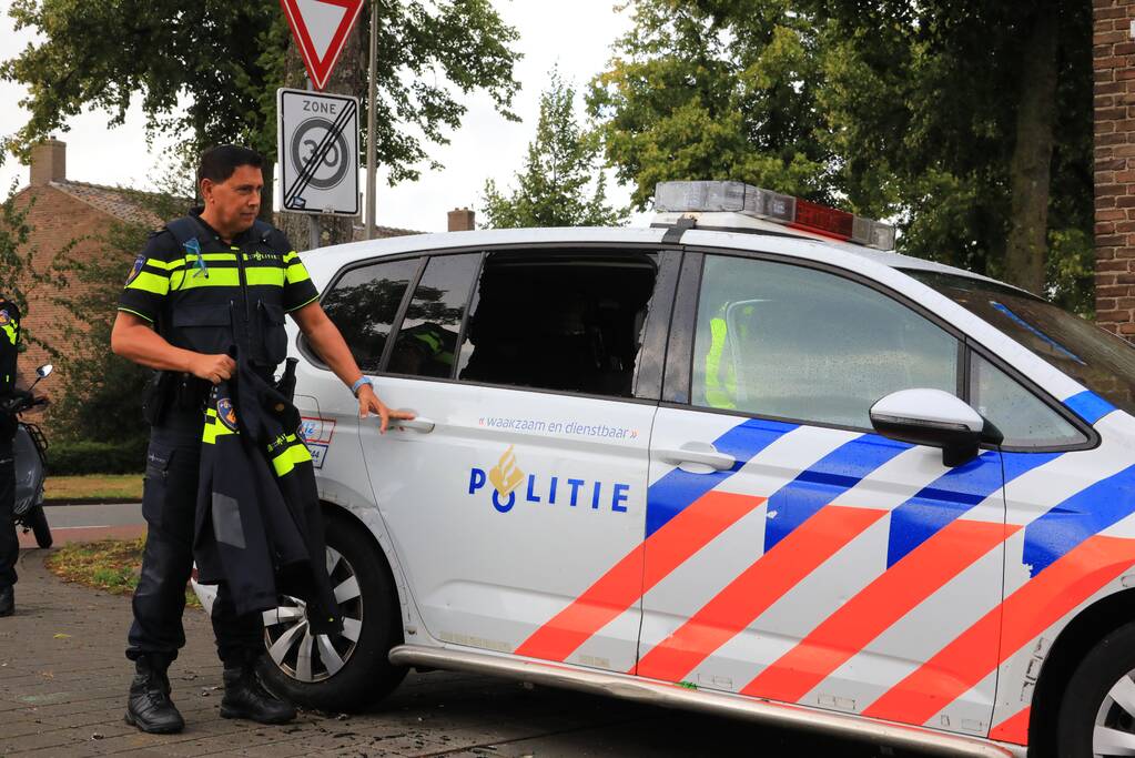 Man met verward gedrag gooit stenen vanaf dak naar agenten