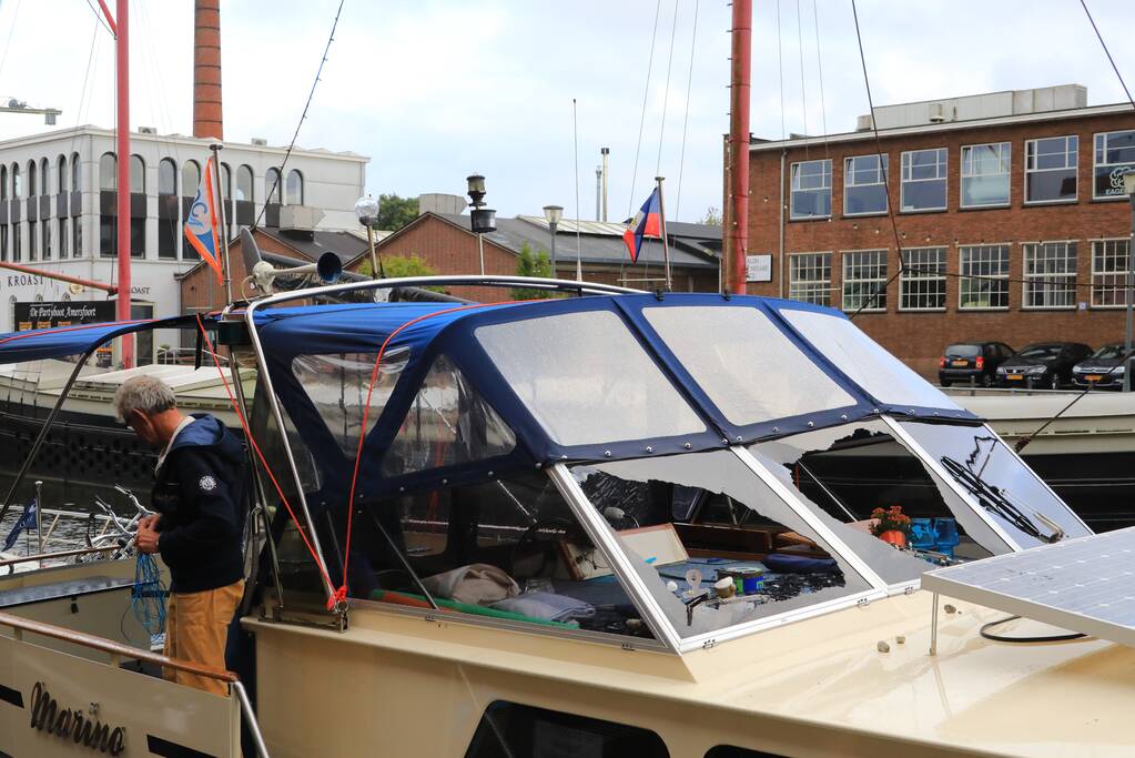 Man met verward gedrag gooit stenen vanaf dak naar agenten