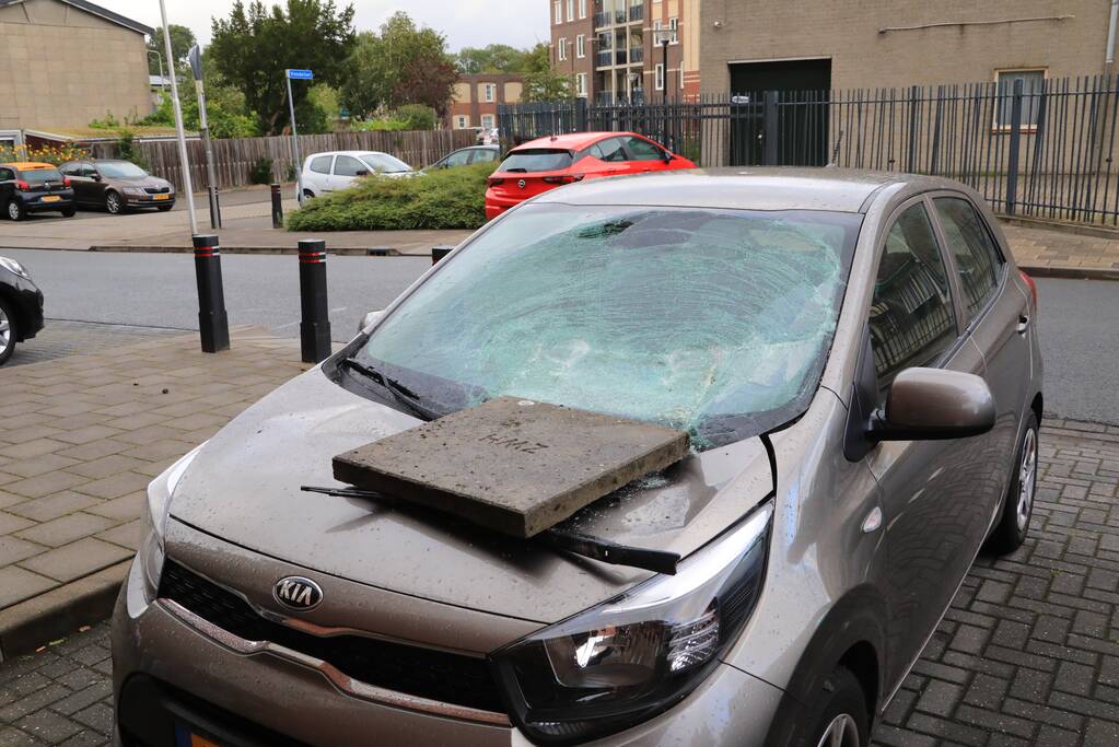 Man met verward gedrag gooit stenen vanaf dak naar agenten