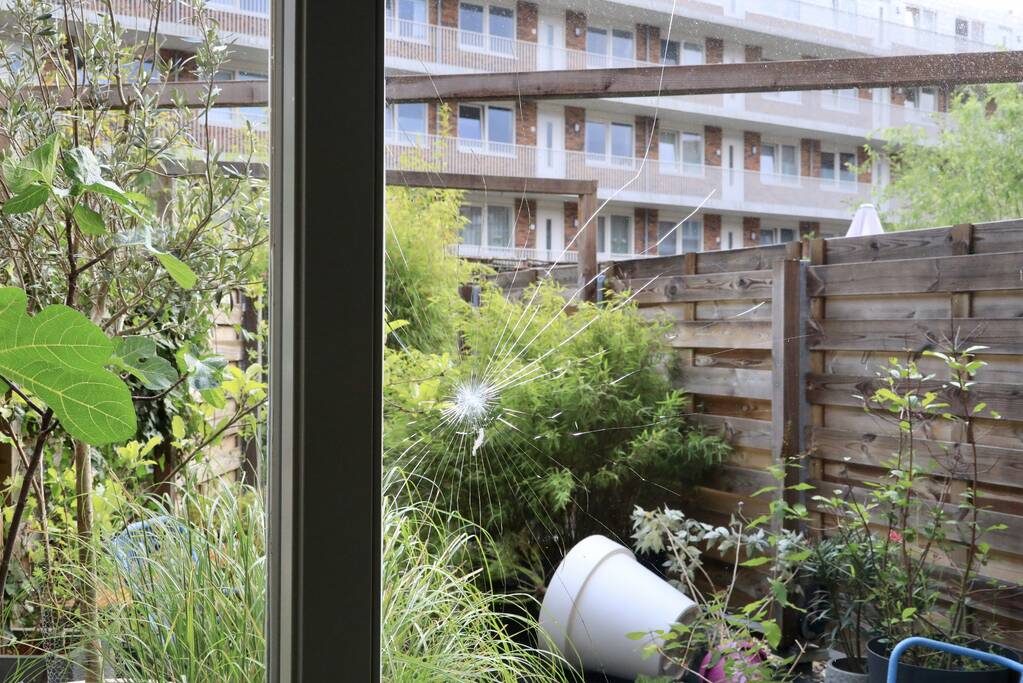 Man met verward gedrag gooit stenen vanaf dak naar agenten