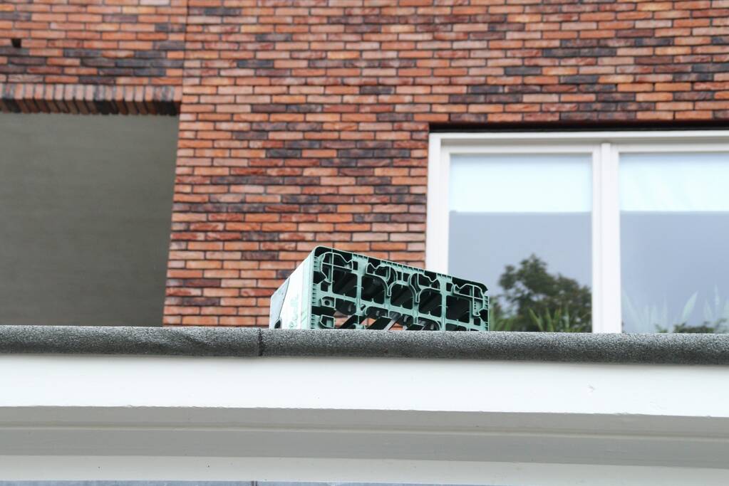 Man met verward gedrag gooit stenen vanaf dak naar agenten