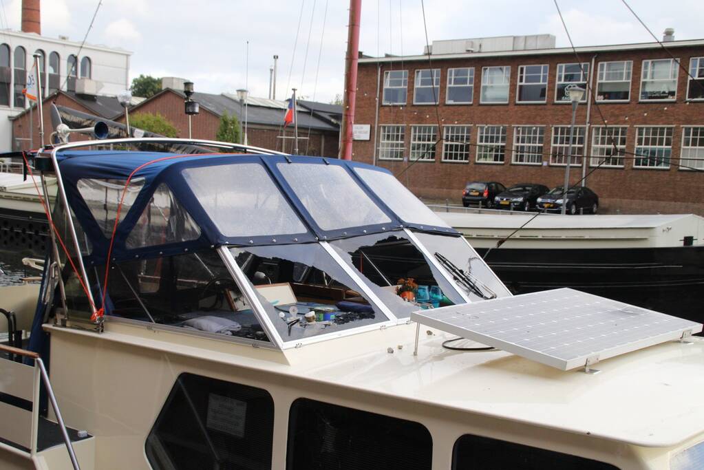 Man met verward gedrag gooit stenen vanaf dak naar agenten