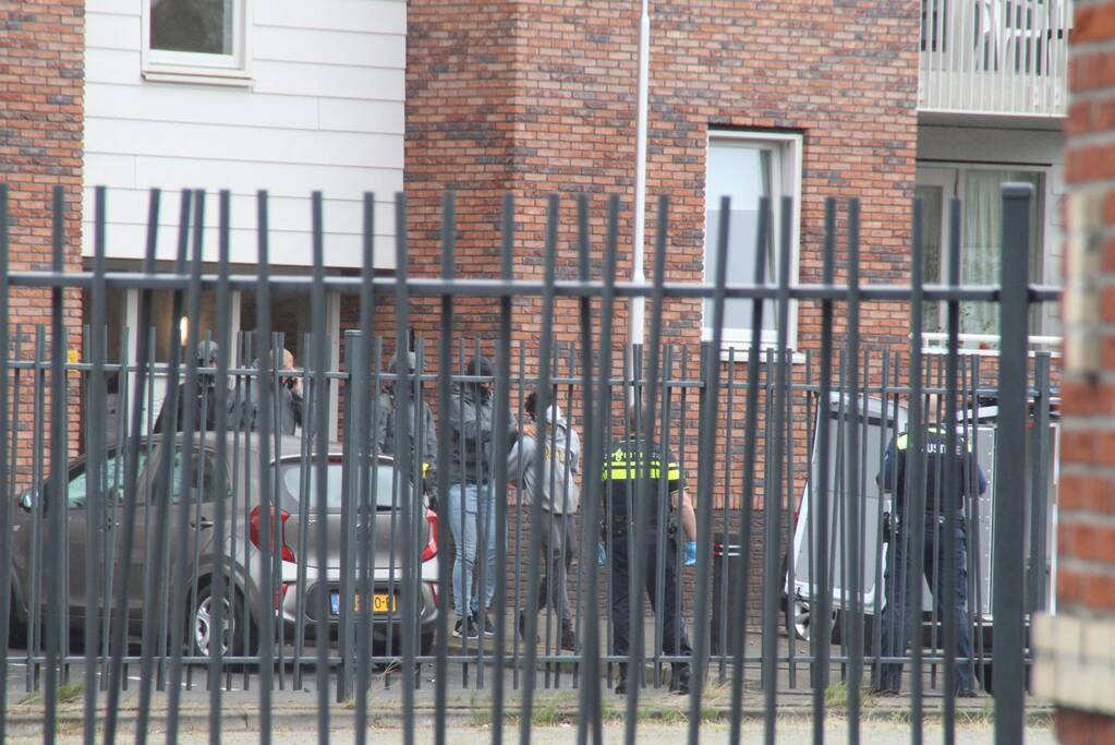 Man met verward gedrag gooit stenen vanaf dak naar agenten