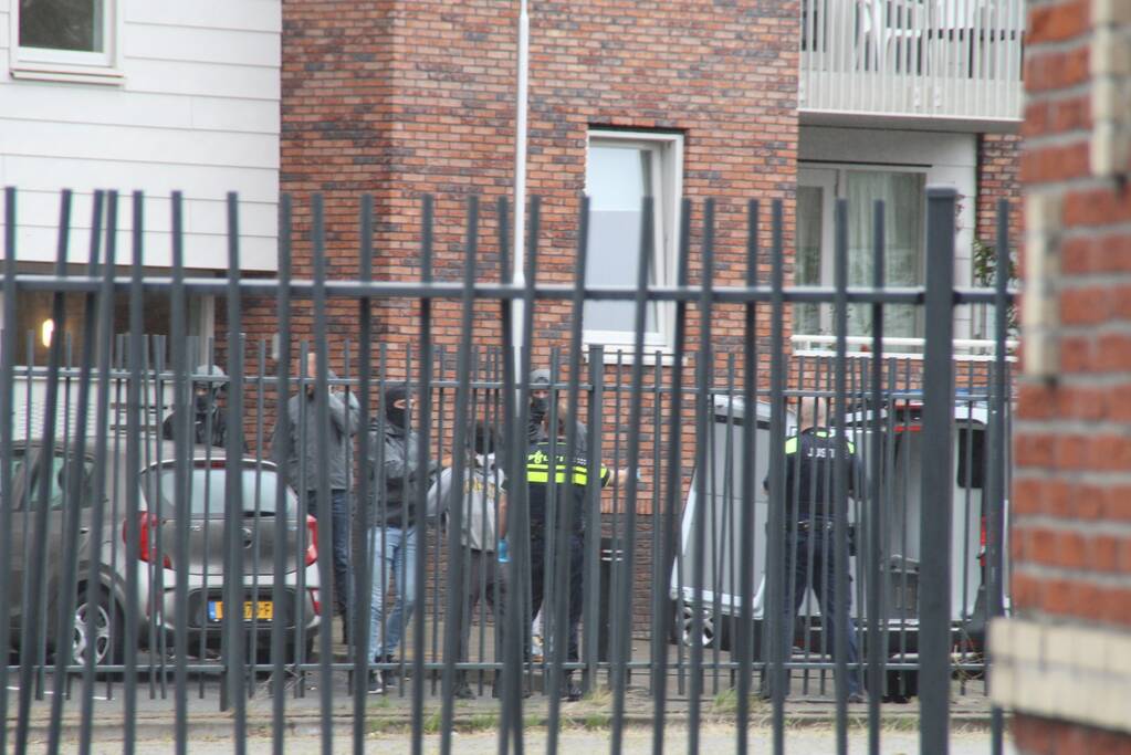 Man met verward gedrag gooit stenen vanaf dak naar agenten