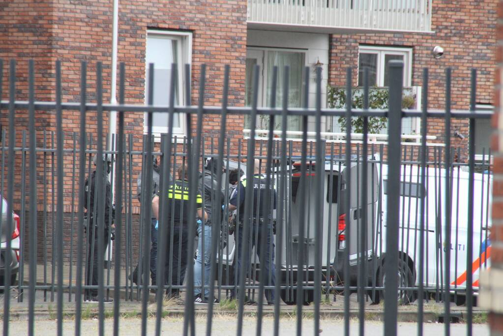 Man met verward gedrag gooit stenen vanaf dak naar agenten