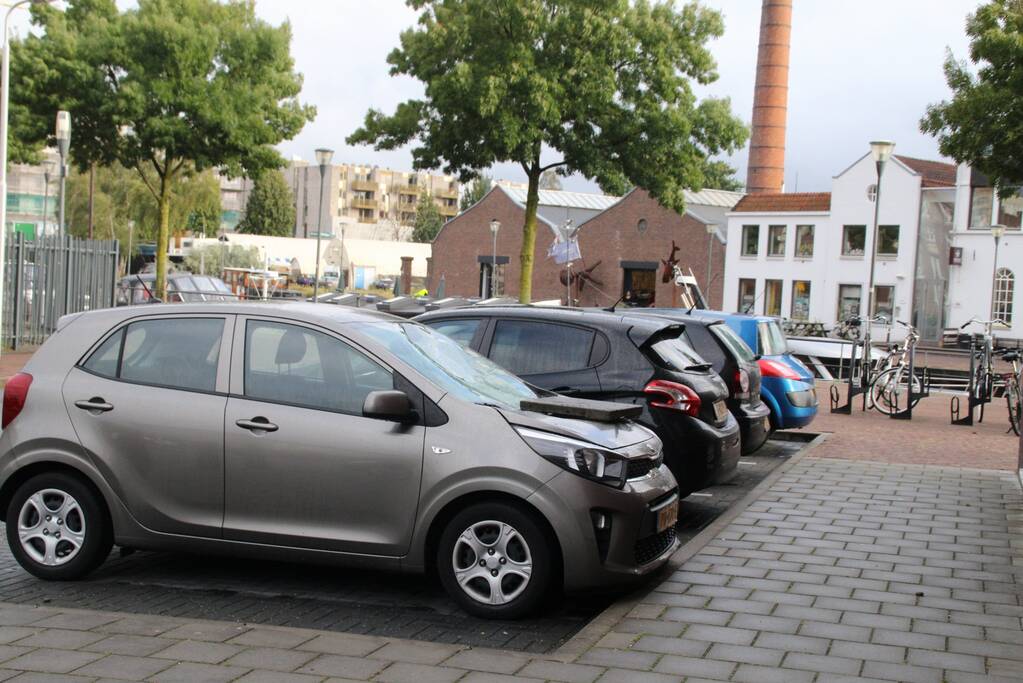 Man met verward gedrag gooit stenen vanaf dak naar agenten