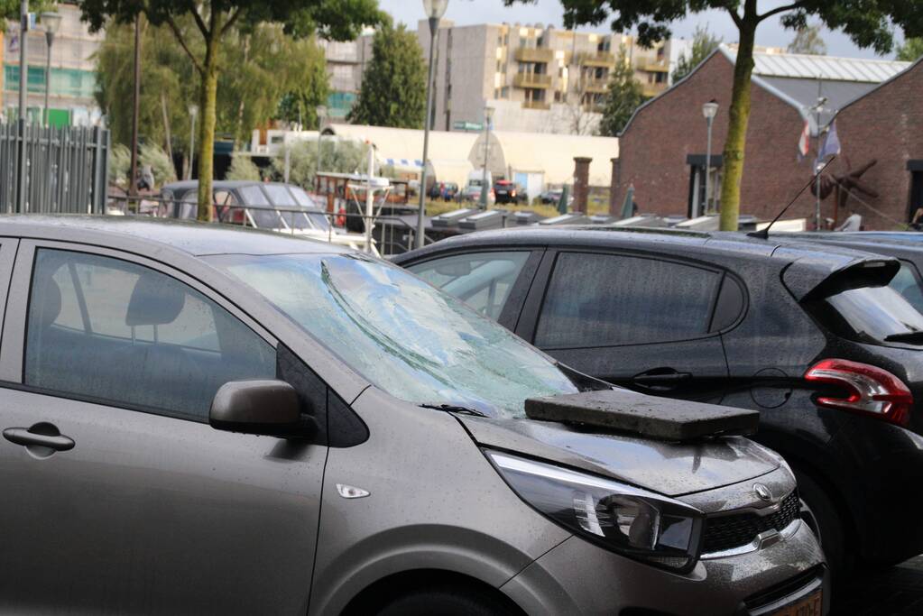 Man met verward gedrag gooit stenen vanaf dak naar agenten
